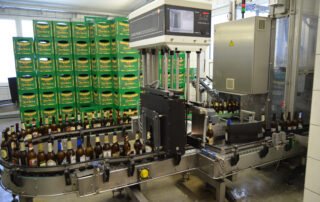 Auspacker und Leerflaschensortierung